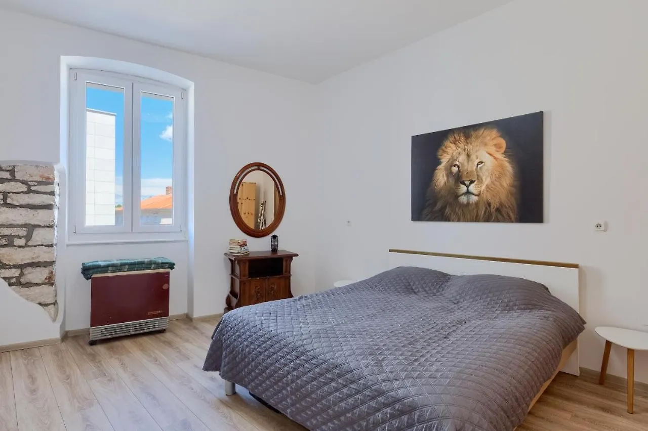 Large Apartment In City Centre Pula!
