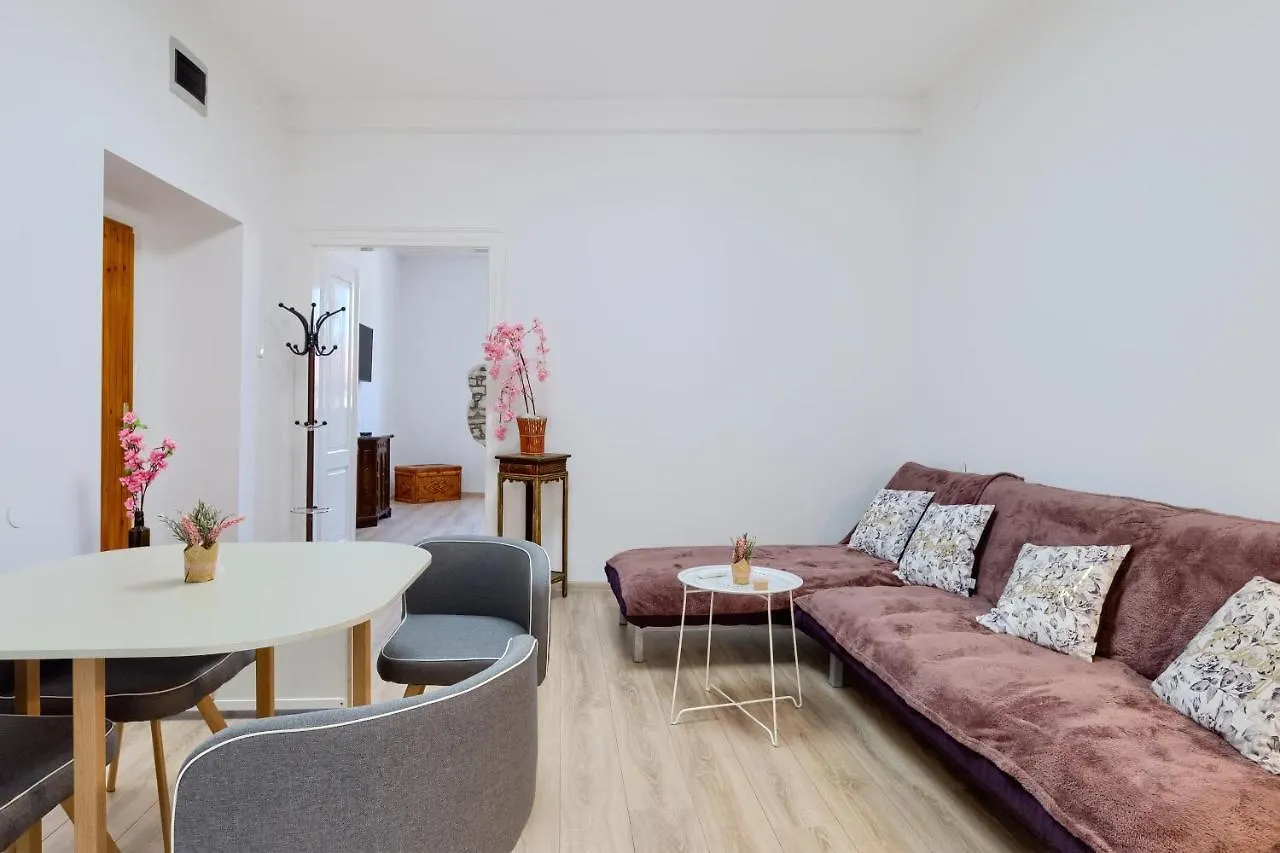 Large Apartment In City Centre Pula!