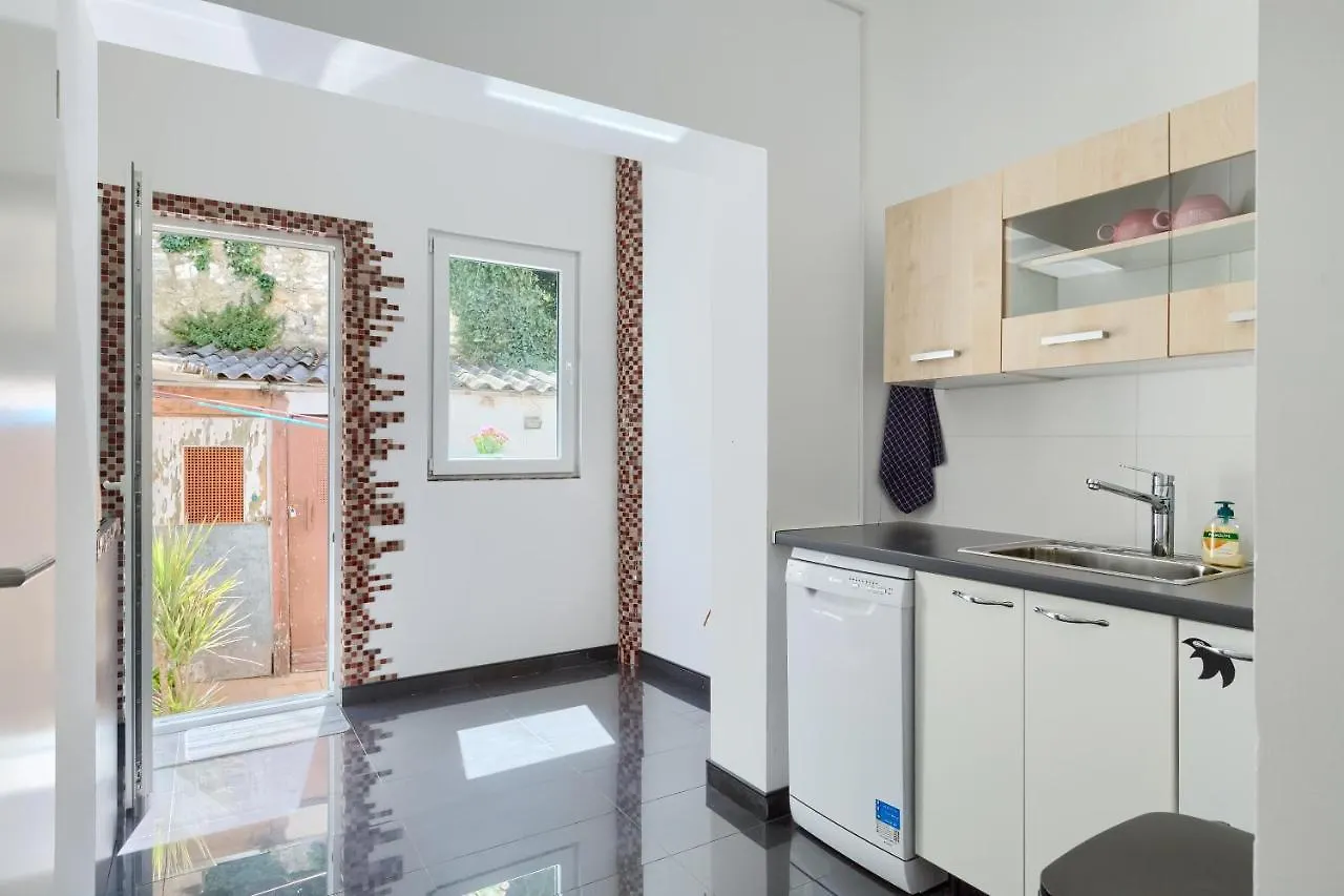 Large Apartment In City Centre Pula!
